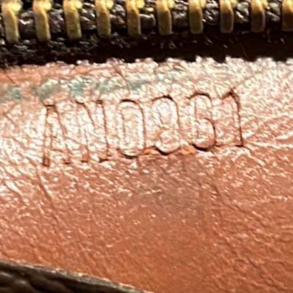 💯% Authentic Louis Vuitton Toiletry Pouch 26✨ - Picture 6 of 7